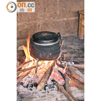 雖然廚房內有氣體煮食爐，但村民依然較喜歡以柴火煲湯。