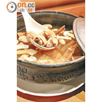 以松茸和體形較小的藏雞燉製的黑陶慢燉尼西土雞湯味道香濃，讓人忍不住添飲。