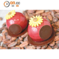 Raspberry Apricot Mousse Cake $530/堂<br>Raspberry外層包着蛋糕和黃梅餡，如何調校黃梅醬的甜酸味及均勻地沾上Raspberry溶液都甚考工夫。