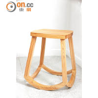 iTrust Stool<br>採用四段弧形方木支撐櫈腳，看似搖搖椅，其實四平八穩。$1,190