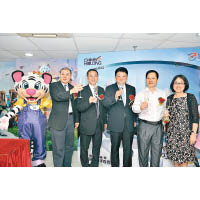 （左起）高方助總、姚柏良副總、薛曉崗總經理、李擁軍總經理、劉麗娟副總經理一同祝酒。