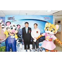 薛曉崗總經理、李擁軍總經理與長隆吉祥物卡卡琦琦合照。