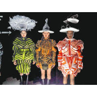 畢業展集結同學設計的女裝衣服、裙子、紙帽，舞台效果強烈。