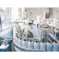 生產部每小時都會檢查水的品質，活泉水15分鐘內經3個閘門入爐、消毒、入氮氣、加水及加蓋。