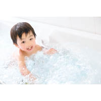 Step 1：先進行活泉水浸浴，浴缸中的水泡可強化活泉水滋潤功能，軟化皮膚及去死皮。