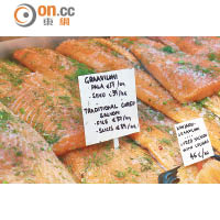 三文魚是市場內出現率極高的美食，不過芬蘭人一年到晚吃的三文魚多來自挪威。