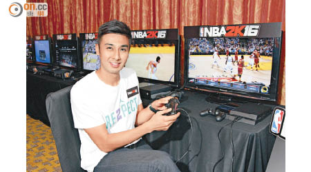 伍家謙試玩《NBA 2K16》 後大讚球星Signature Move動作豐富，打得更投入。