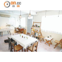店舖陳設簡約樸實，米白色牆壁、木製餐枱連餐椅，配搭出「家」的氛圍。