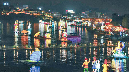 各式和樣的綵燈漂浮在晉州南江上，真漂亮。