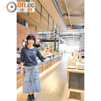 店員穿的牛仔圍裙為Onomichi U2的自家限定款式，¥6,480（約HK$418）。