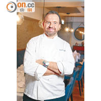 Gianni Caprioli來自意大利的臨海城市Rimini，他對海鮮情有獨鍾，曾在不同的海鮮餐廳擔任過行政主廚，自有一套烹調海鮮秘技。