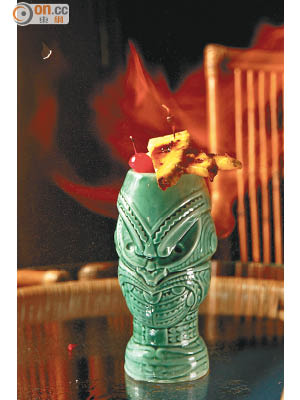 QRE’s Doctor NO $140 <br>民族圖騰器皿別具Tiki色彩，以Bacardi 8yrs Rum做底酒，加入自家調製的加勒比海Falernum甜酒及鮮果汁等調製，飾上菠蘿後點火，帶出獨特香甜氣味。