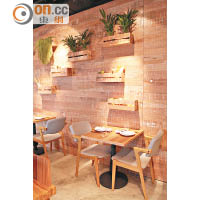 餐廳用上大量原木設計，充滿大自然的舒適感覺，輕鬆自在。