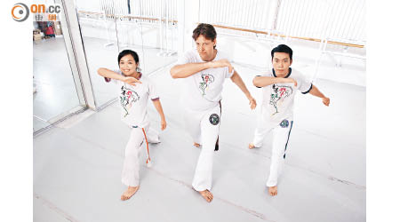 Grupo Capoeira Brasil Hong Kong香港區負責人Daniel Hemsworth（中）表示，巴西戰舞集音樂、體操、武術、柔道於一身，而Ginga正是入門動作。