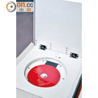 採用Philips讀碟部件CD Pro 2 LF及頂揭式碟盤設計。