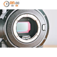配備Super-35mm CMOS感光元件及DIGIC DV 5影像處理器。