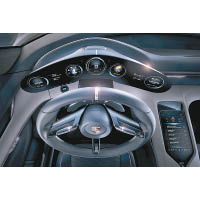 經典五環式設計的OLED儀錶板，導入了眼球追蹤系統，亦可因應駕駛者坐姿自行調整角度，人性化之極。