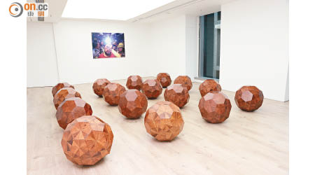 艾未未首個香港個展，帶來17個以花梨木製作的「木質球」，跟觀眾一起探索模糊和異常的狀態。
