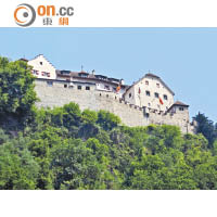 皇室一家就住在首都山上的瓦都茲城堡，但不開放予遊客參觀。