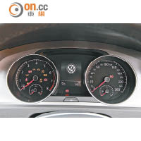 雙圓形儀錶中間設有電子顯示屏，行車資訊清晰易讀。
