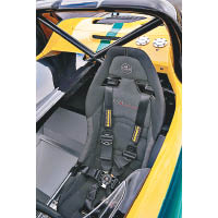 賽道版採用單座位賽車專用桶椅及六點式安全帶。