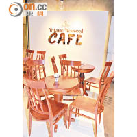 Café一部分內裝走簡約路線，以白色作背景，加上射燈，營造出猶如置身攝影棚的效果。