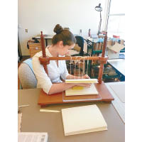 學員每年有兩次實習，有機會到圖書館協助修復書籍。