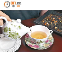 沖泡茶葉亦講究，以綠茶為例，宜沖泡1~2分鐘隨即飲用，泡久了就會變苦；而花果茶則宜泡5~6分鐘，使花香味突出。