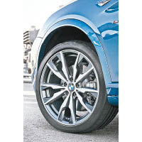 原廠提供20吋輪圈供選配，輪胎尺碼為245/40 R20（前）及275/35 R20（後）。