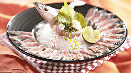 秋刀魚刺身 $180<br>連皮的秋刀魚刺身，配上薑蓉及葱花，<br>辛辣味凸顯魚肉的鮮甜。