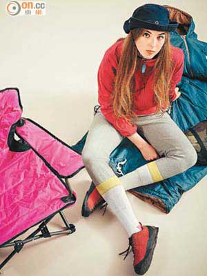 patagonia紅色拉鏈上衣 $1,650 （A）<br>NIKE淺灰色運動褲 $499 （B）<br>Happy Socks黃×白色長襪 $150（C）<br>KEEN×TOKYO HEMP CONNECTION JASPER紅色行山鞋 $790（A）<br>Poler藍色睡袋 $1,410（C）
