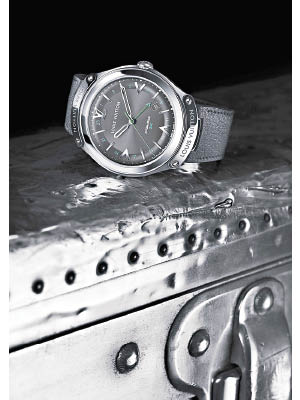 41毫米黑色皮Taurillon錶帶自動上鏈GMT腕錶 未定價