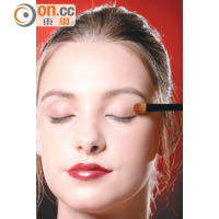 Step 1<br>由於唇妝是重點，故眼妝只需塑造輪廓便可。在整個眼窩塗搽啡色眼影，令眼部輪廓更深邃。