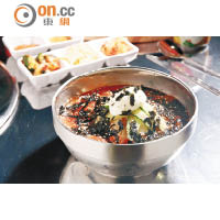 泡菜冷麵 $88<br>自家製的泡菜經過發酵，做成泡菜湯，冷藏後伴以韓國素麵，以及用泡菜做成的碎冰，就算溶化了湯頭味道亦不會變淡。