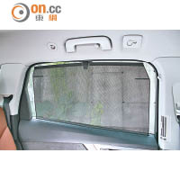 後車門玻璃窗配上手動簾，增加私隱度。