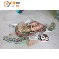 看到以玻璃沙製成的海龜藝術品，不得不佩服Eco Centre員工的無限創意。