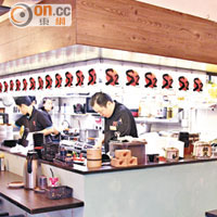 餐廳僅籌備了3個星期便開張，暫時仍然沿用上手店舖的裝修，但要求高又點子多的樂師傅已準備好逐步革新，營造更濃厚的日本風味。