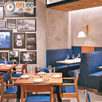 餐廳每個角落都用上品牌相關元素作布置裝飾，如選用品牌Logo的主色藍色作內裝主色調、皮料座椅與汽車座椅物料一樣等，周邊還有不少相關汽車照片。