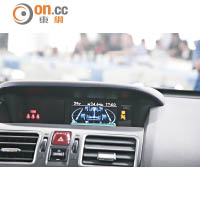 中控台頂的3.5吋屏幕，協助駕駛者監控Turbo和四驅系統等。