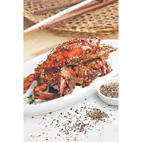 黑胡椒肉蟹 $498<br>肉蟹首先炸熟，再與新加坡進口的黑胡椒醬、蒜蓉炒香，最後加入上湯同炒，辛香濃郁，是新加坡傳統名菜之一。