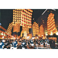 秋田竿燈祭猶如街頭雜技表演，舞者會以肩膊等身體部位撐起15米高的竿燈。
