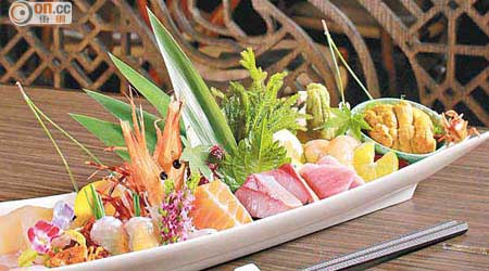 Momo Sashimi Platter $780/12件<br>刺身是餐廳的主打。這款招牌刺身拼盤精選了拖羅、鯛魚、三文魚、油甘魚、牡丹蝦、帶子幾款新鮮海產，客人亦可加碼點叫其他款式，大堆頭賣相極具吸引力。