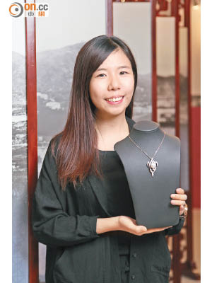 就讀香港專業教育學院（IVE）珠寶設計及科技高級文憑2年級的金卓霖，憑作品「傳承之火炬」奪得「惠記130周年珠寶設計比賽」金獎。