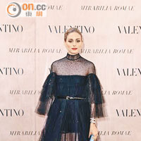 Olivia Palermo的晚裝，上身是透視樽領設計，裙襬則是薄紗，透出一雙美腿。