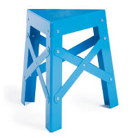 以鋁金屬製造，三腳設計符合人體工學，舒適又型格。Eiffel Aluminum Stool $320~$1,600（d）