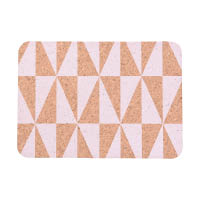 水松板質樸有手感，添上粉色三角，頓時增添一份少女味。Cork Place Mat Geo $80（c）