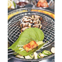 韓國鰻魚 $238/條<br>將肥美的鰻魚放在網上燒，沾上秘製鰻魚汁後，再夾在芝麻葉內連同薑絲一口吃掉，食味層次俱豐富。