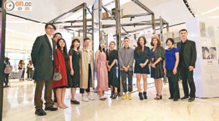 一眾參展的年輕設計師與連卡佛Chief Brand Officer Ms. Joanna Gunn（右六）一同現身上海「風尚新視野」展覽。