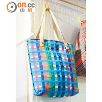 「Ana by Karma」跟手作達人Peony合作，利用不丹手織布製作口金包和Tote Bag。Tote Bag $490