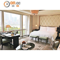 600多呎的豪華園景客房可看到黃浦江景。